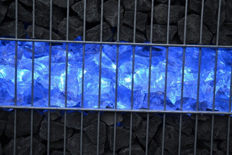 Gabionen mit blauen LEDs beleuchtet